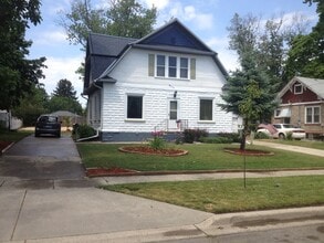 Building Photo - River St