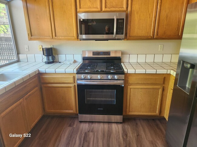Building Photo - Beautiful 4 bedroom, 3 bathroom home locat...
