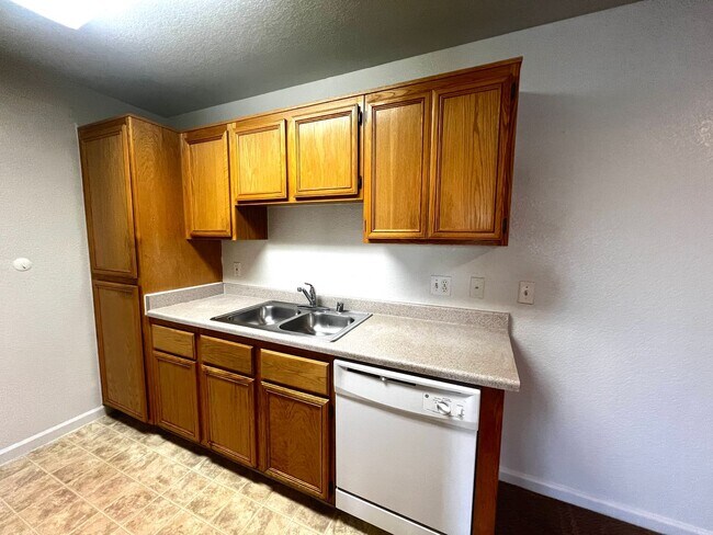Building Photo - SPACIOUS 2BED/2BATH CONDO * SECOND FLOOR UNIT*