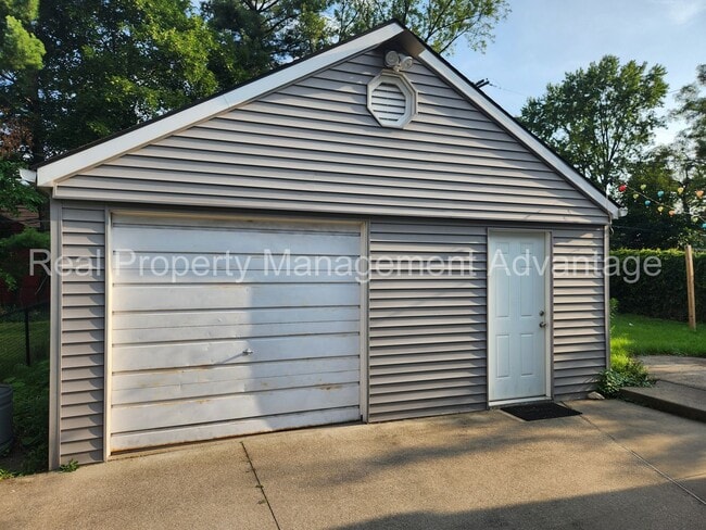 Building Photo - Ferndale Artistry with 2 Full Baths - Short Walk to Downtown Ferndale!