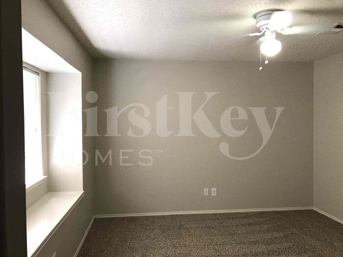 Building Photo - 5704 Creekhollow Dr