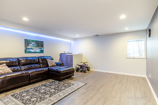 Building Photo - 756 Woodewind Dr