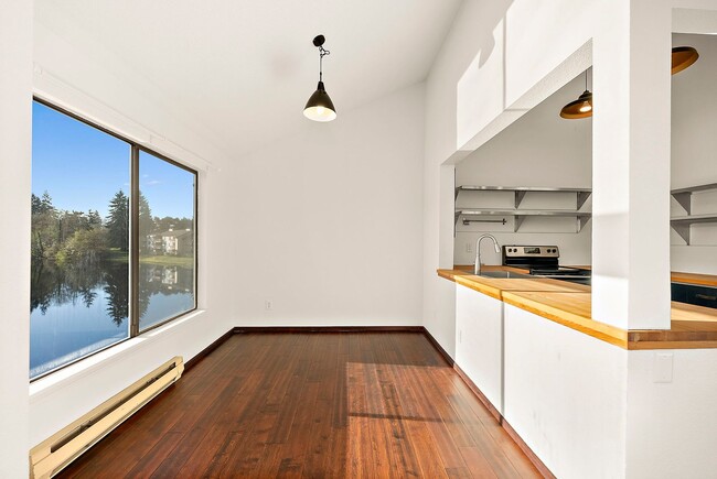 Building Photo - Top-Floor Condo with Panoramic Lake Easter Views, Vaulted Ceilings & Modern Updates!