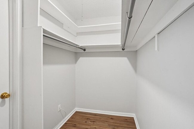 Building Photo - 2700 Whitney Pl