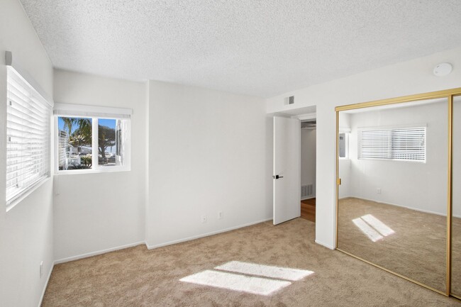 Building Photo - Ocean Views, Fully Remodeled Kitchen,Iconi...