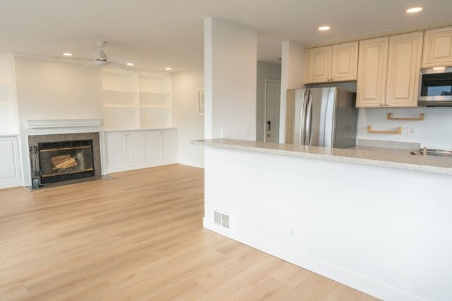 Building Photo - 2Bd/1Ba Seattle Condo