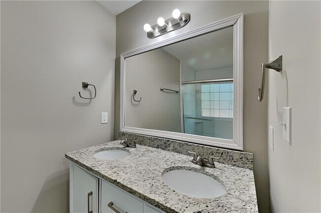 Building Photo - 434 Robin Hood Dr