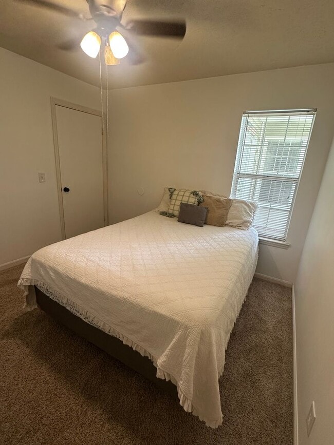 Building Photo - 109 Live Oak Cir