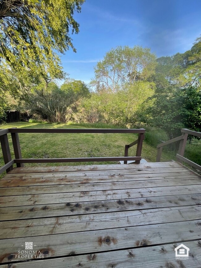 Building Photo - Spacious One Bedroom Lower Level Duplex