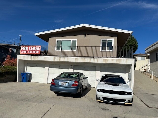 Parking Garage and tandem outdoor space - 7851 1/2 Flight Ave