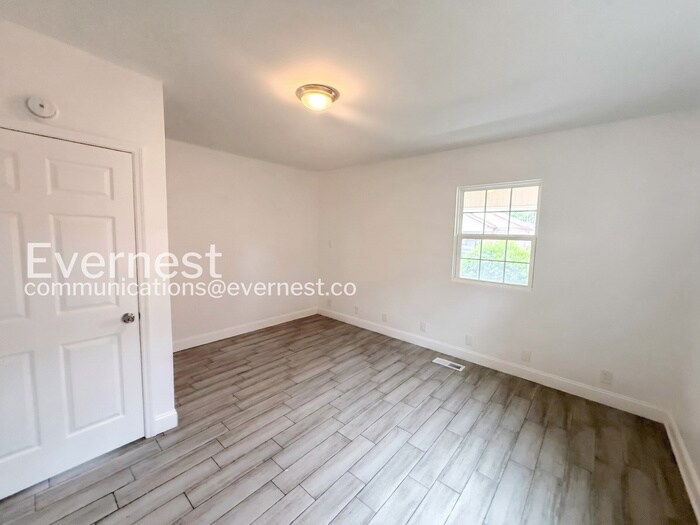Building Photo - 1402 Avenue E