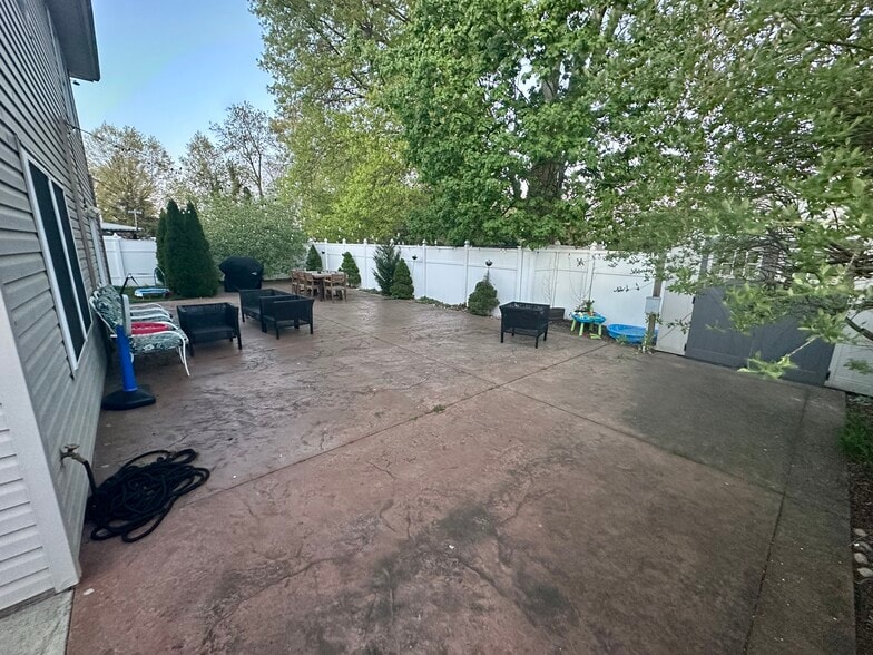 Building Photo - 327 Edgewood Rd