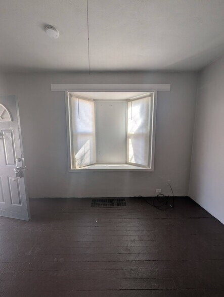 Building Photo - 2116 W Garden St