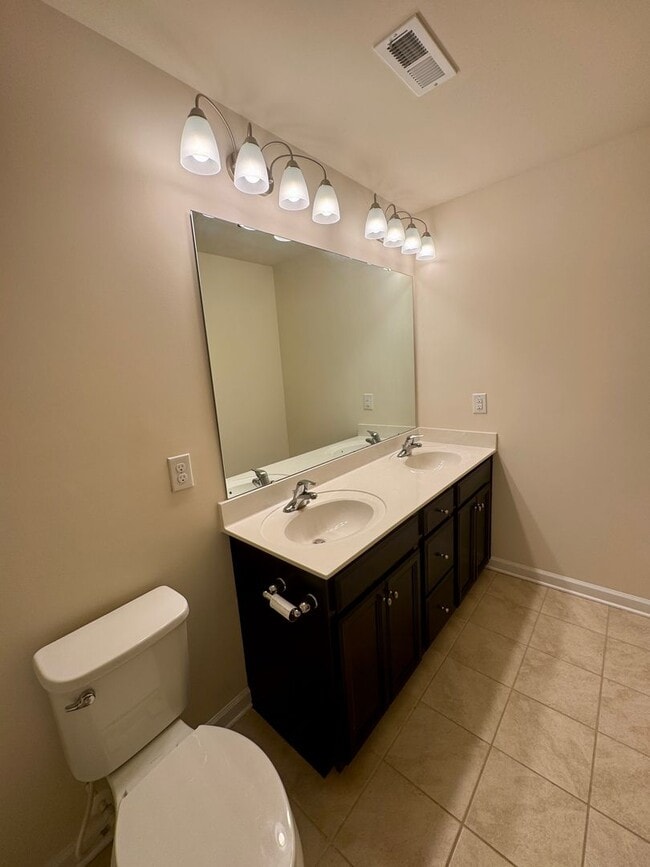 Building Photo - Beautiful Well Maintained Townhouse in Berewick