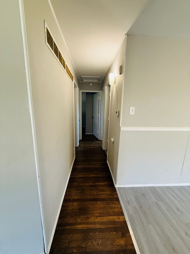 Building Photo - 3 Bedroom 1 bathroom home for rent in Hazelwood