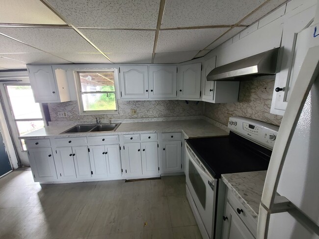 Building Photo - Come check out this cute and cozy house!