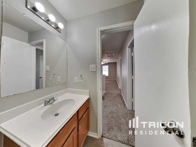 Building Photo - 12439 Sterlingstone Dr