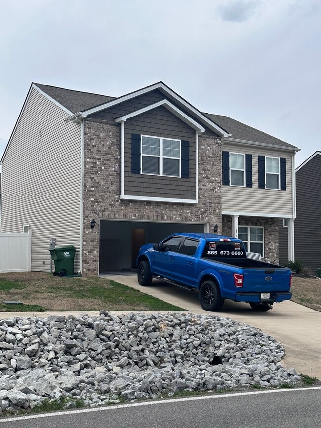 Building Photo - MUST SEE! Beautiful 3 bedroom, 2.5 bath 2 story home with fenced back yard! $2500 per month