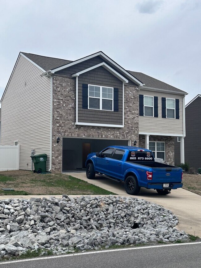 Building Photo - OPEN HOUSE Wed. 4/22 from 5pm to 7pm!  Come tour this spacious 3Bed/2.5Bath home in Maryville Cit...