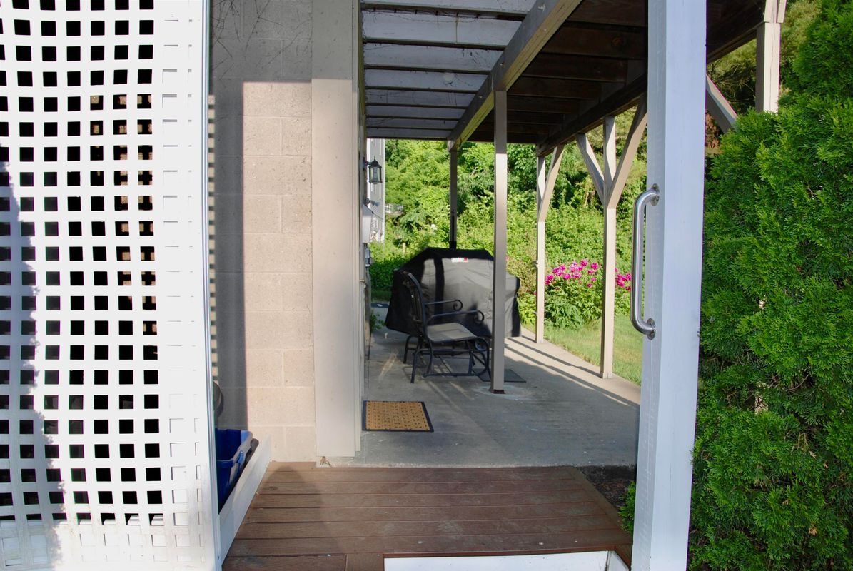 Building Photo - 285 East Side