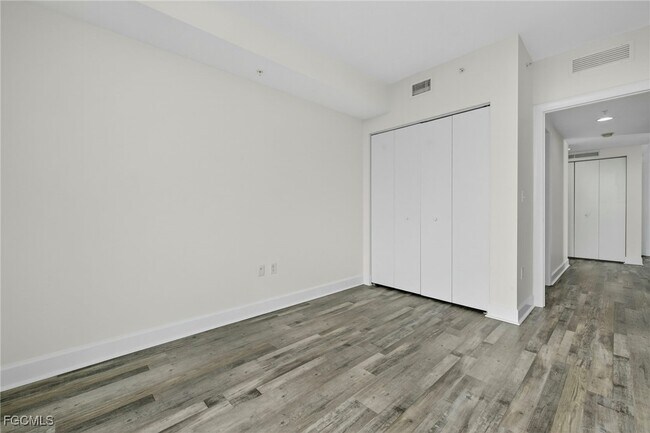 Building Photo - 3000 Oasis Grand Blvd