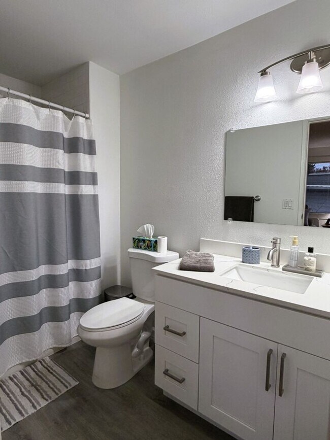 Building Photo - 2Bd/1.75Ba Redmond Condo