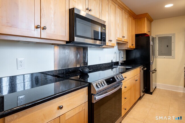 Building Photo - 6 School St