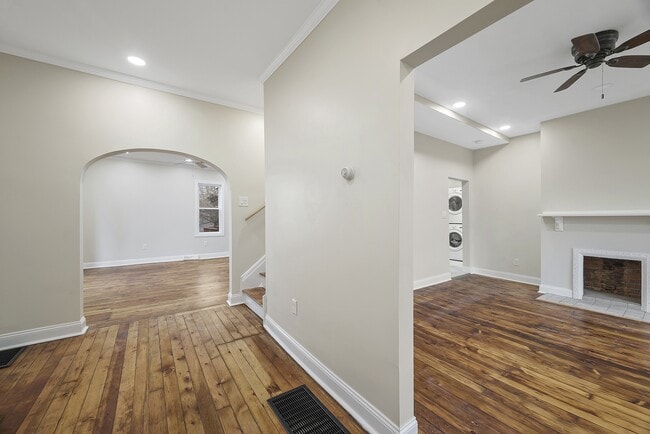 Building Photo - 1617 W 9th St