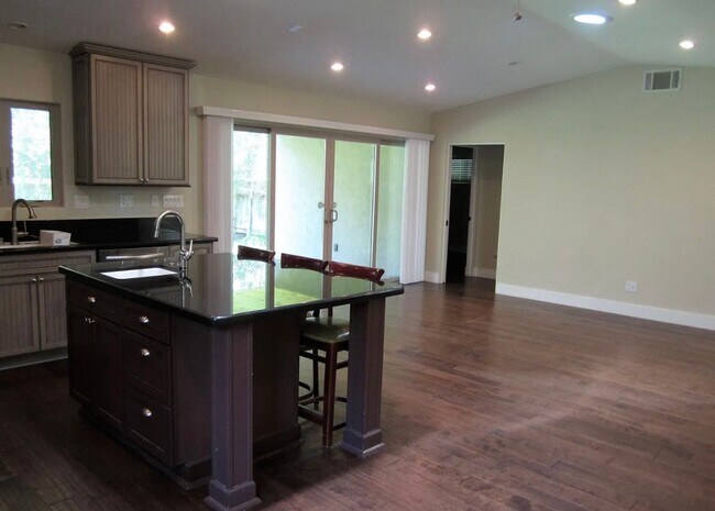 Building Photo - Charming Hillcrest Home with Private Yard in an Unbeatable Location