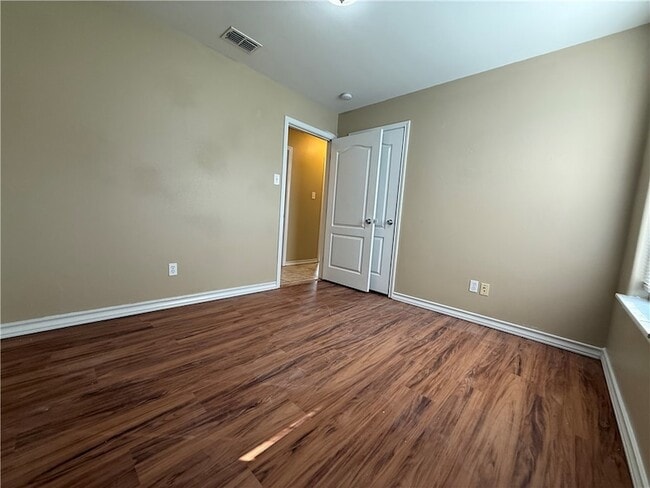 Building Photo - 512 Lakeside Dr