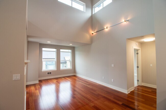 Building Photo - 2Bd/2Ba Mercer Island Condo