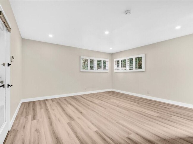 Building Photo - Welcome to this charming 3-bedroom, 2-bath...