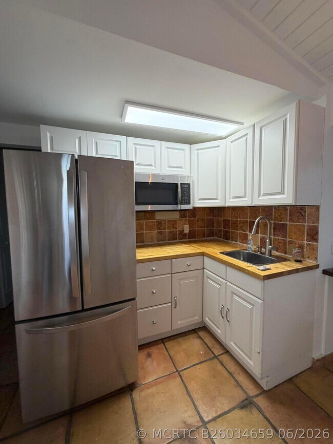 Building Photo - 204 S Seacrest Cir