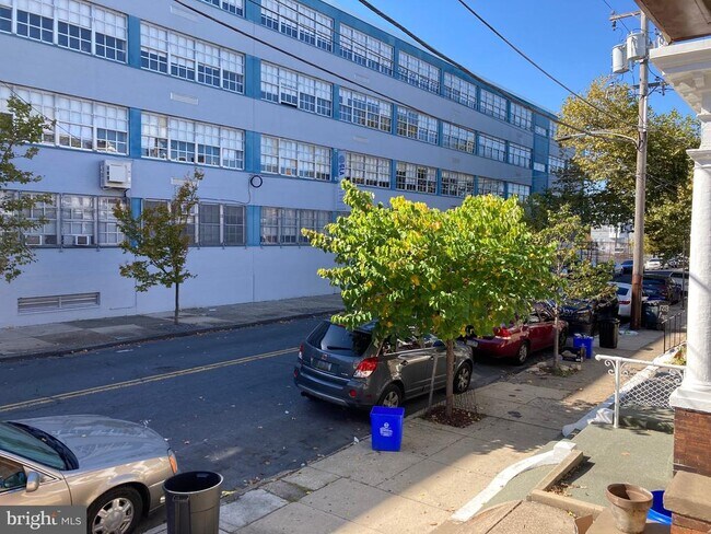 Building Photo - 5215 Pine St