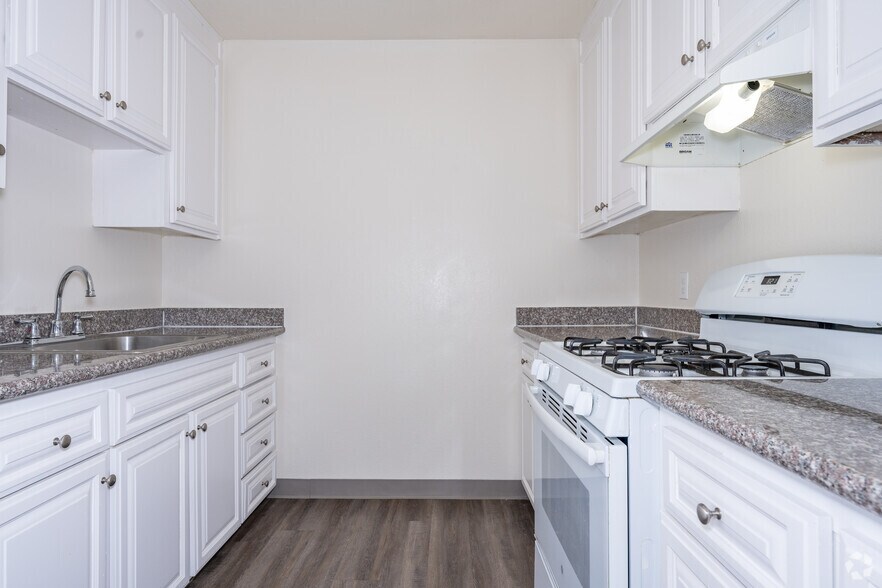 1BR, 1BA - 630SF - Kitchen - Dover Park Apartments