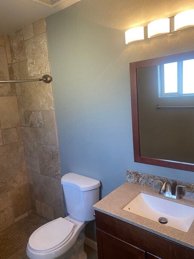 Building Photo - Remodeled 3/2 SFH Glendale, built in 2016