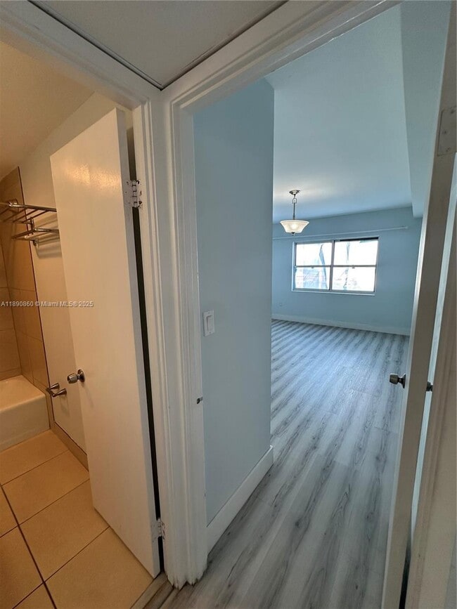 Building Photo - 400 Kings Point Dr