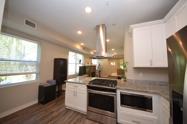 Building Photo - Spacious Luxury 2-Bed, 2-Bath Home in Longfellow – Available June 5th!