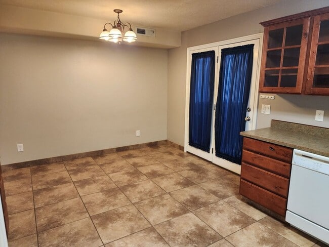 Building Photo - Charming Townhome