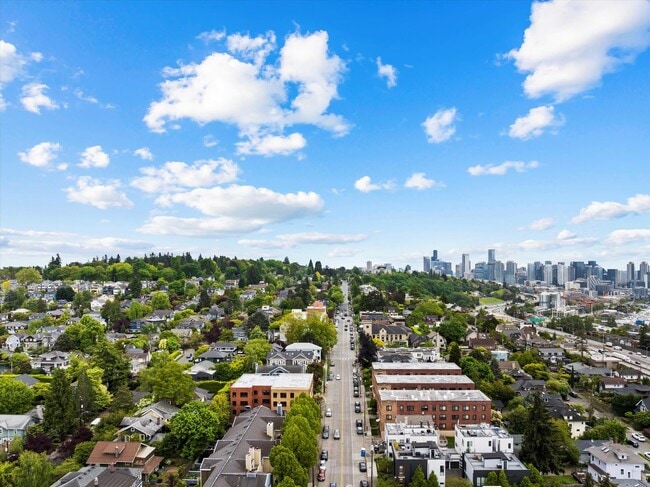 Building Photo - Bright & Charming 2bed/2bath Townhome in P...