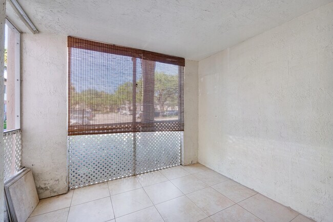 Building Photo - 9777 Westview Dr