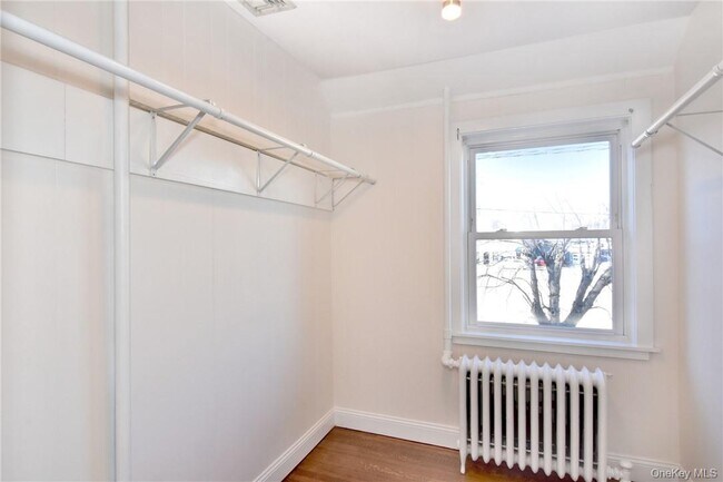 Building Photo - 19 Longmeadow Rd