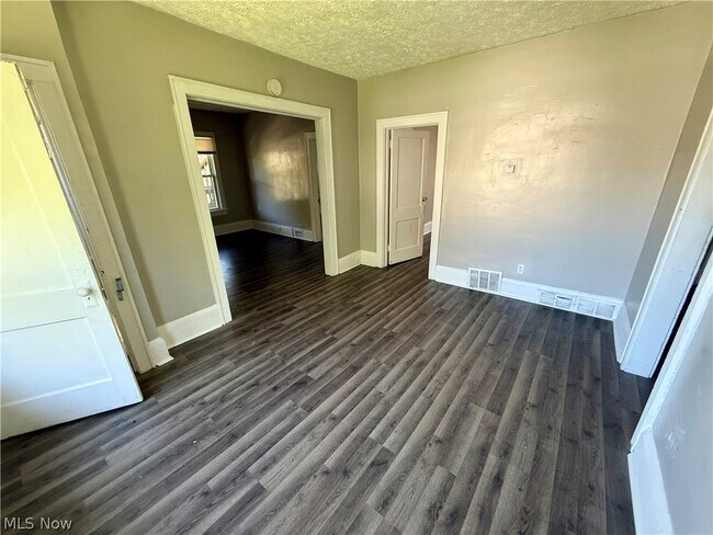 Building Photo - 866 Beardsley St