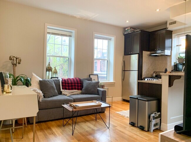 Building Photo - 33 Anderson St