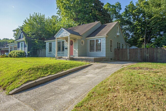 Building Photo - Updated home blends historic charm with mo...