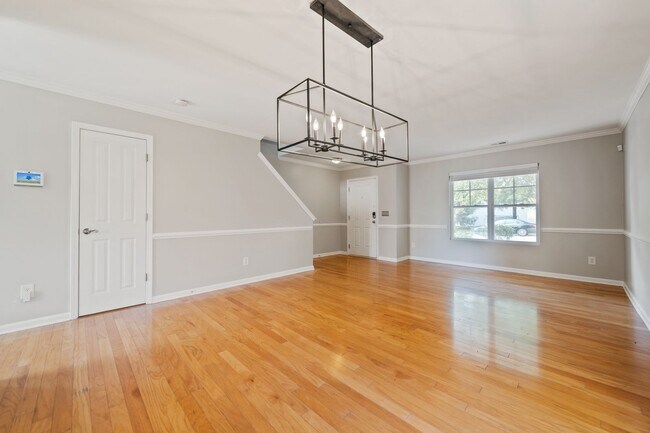 Building Photo - Beautiful 4 bedroom 2.5 bath with Fenced Y...