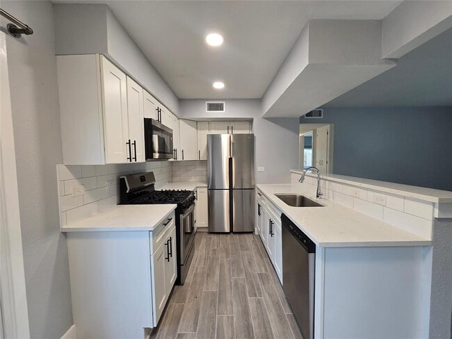 Building Photo - 2504 Manor Cir