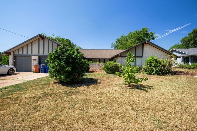 Building Photo - 2025 Monarch Dr