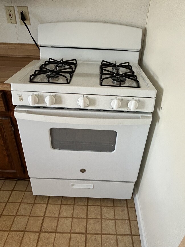 Brand New Gas Stove. Gas fuel included in Rent - 126 Continental Ave