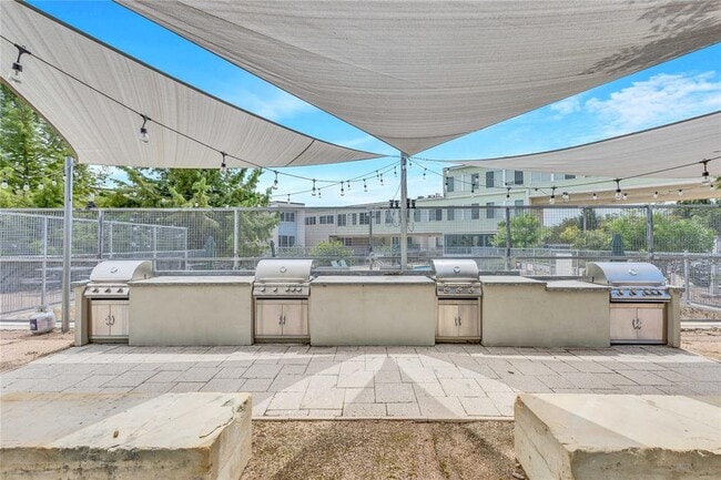 Building Photo - 604 N Bluff Dr